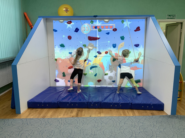 Девочки на скалодроме